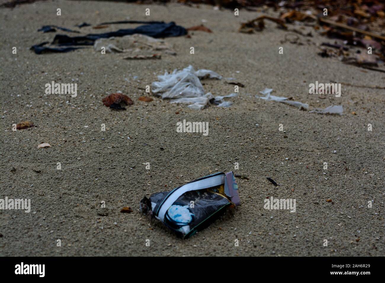 La pollution plastique échoués à terre sur l'île de Koh Seh au Cambodge. La plupart des déchets plastiques crée un grave préjudice pour les écosystèmes marins. Banque D'Images