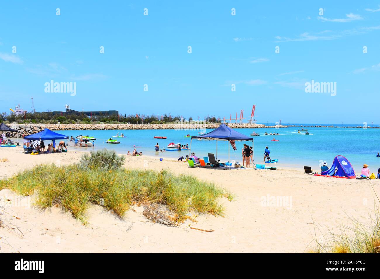 Les amateurs de plage s'amusant le lendemain à l'Estran beach Banque D'Images