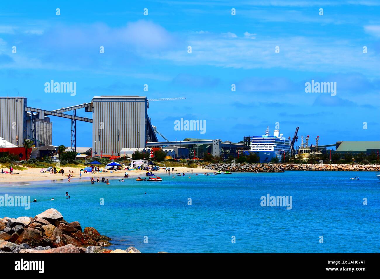 Boxing Day à l'Estran plage avec bateau de croisière et silos dans l'arrière-plan Banque D'Images