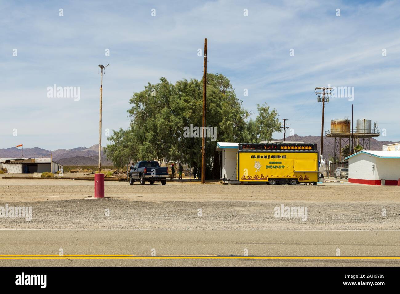 Bâtiments sur le parking, un cratère Amboy, Californie, USA. Banque D'Images