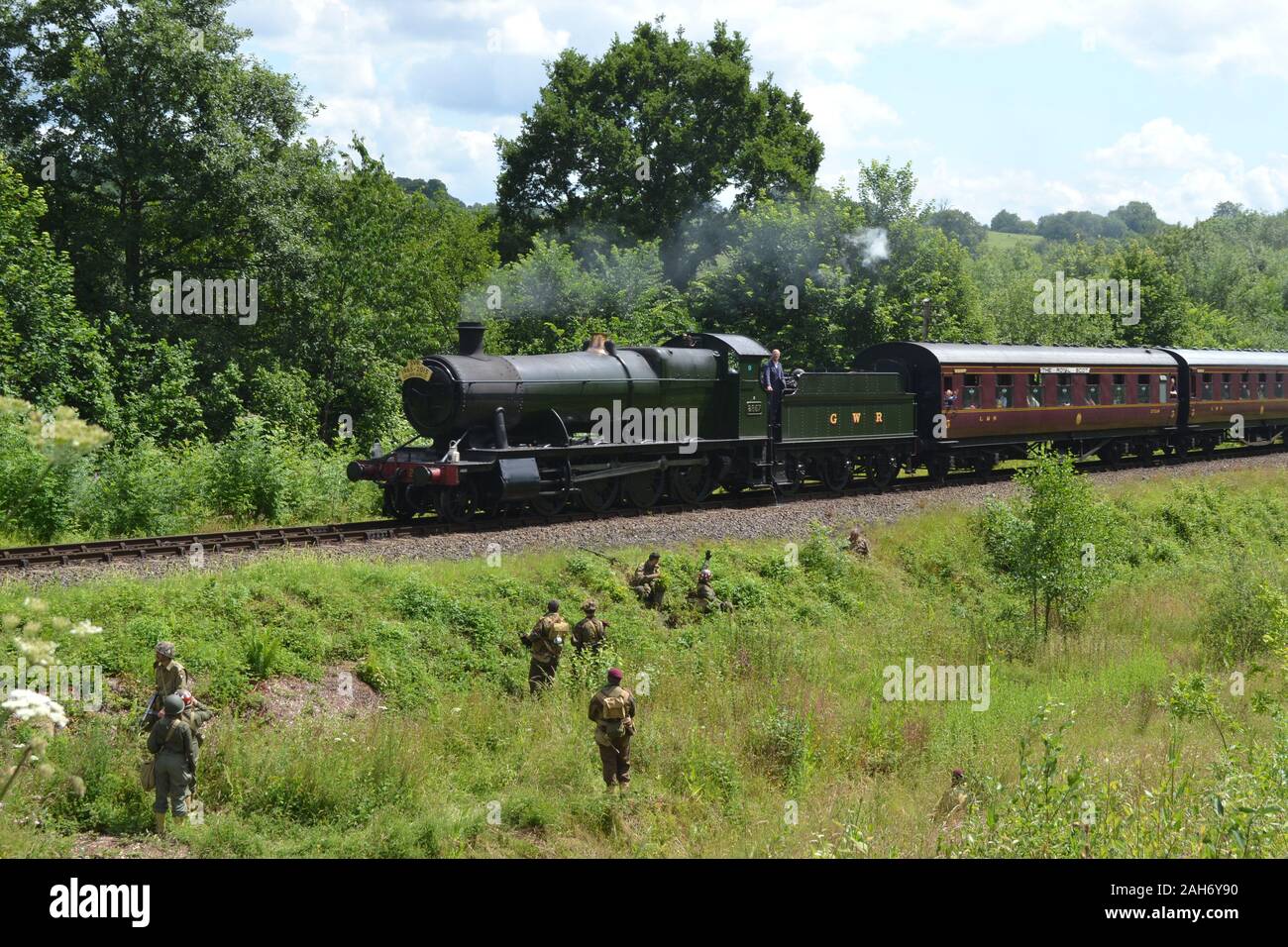 À propos de soldats d'embusquer un train à vapeur au cours d'un week-end de 1940, sur la Severn Valley Railway, Shropshire, Angleterre Banque D'Images