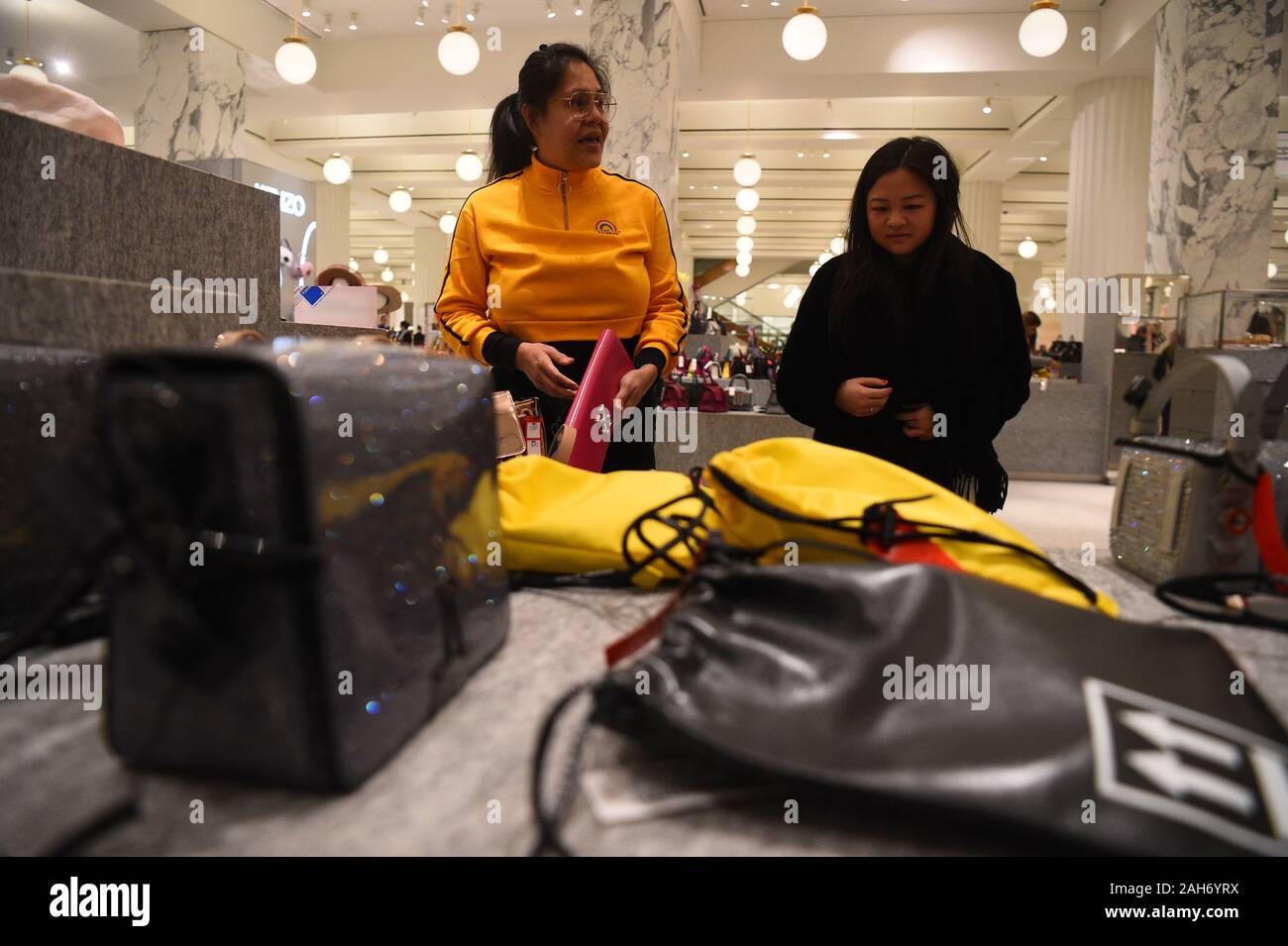 Les clients regarder handbags durant la journée de boxe vente Selfridges à Londres. Banque D'Images
