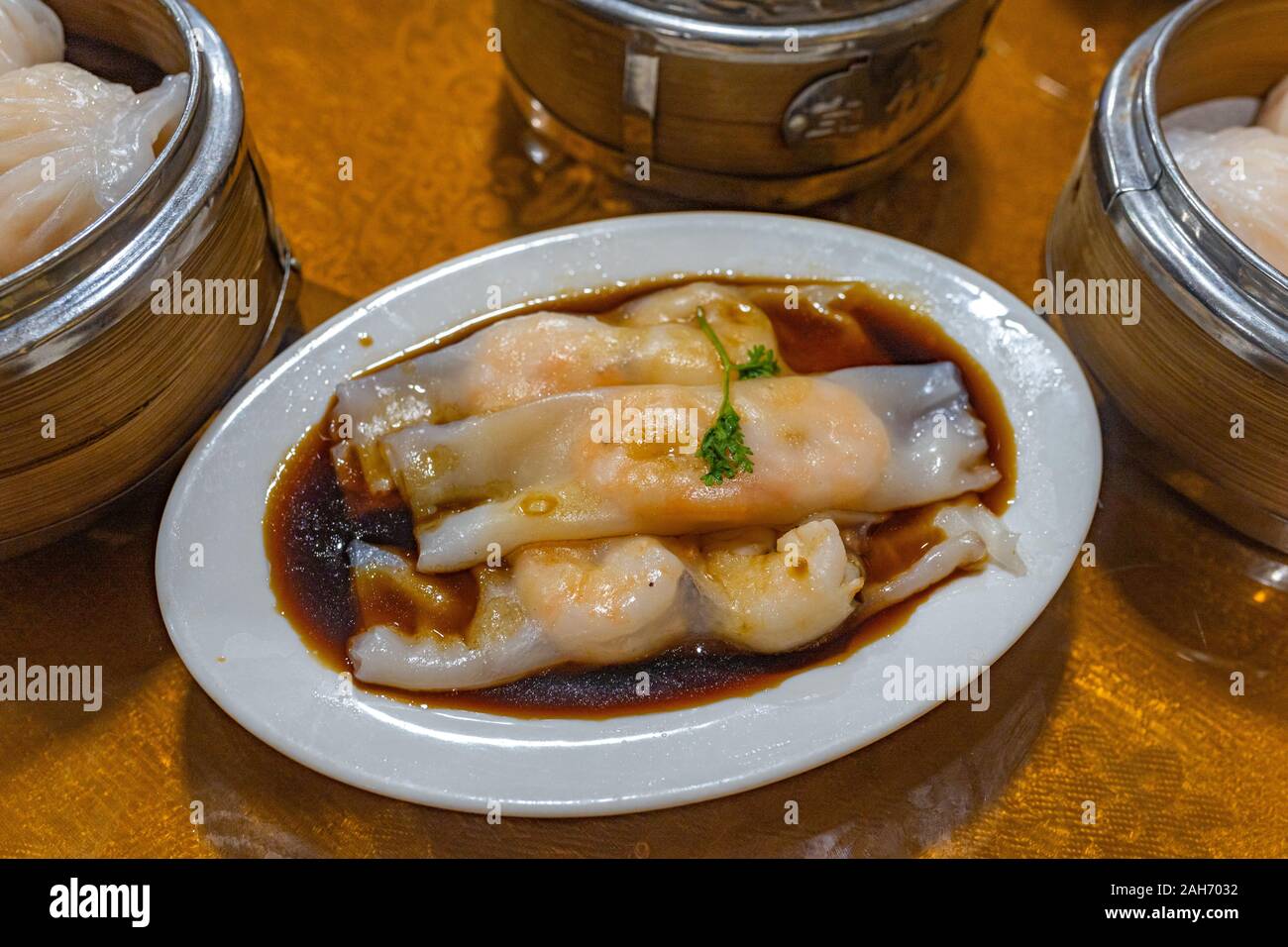 Crevettes cuites à la vapeur de Hong Kong rouleaux de riz servi avec de la sauce soja Banque D'Images