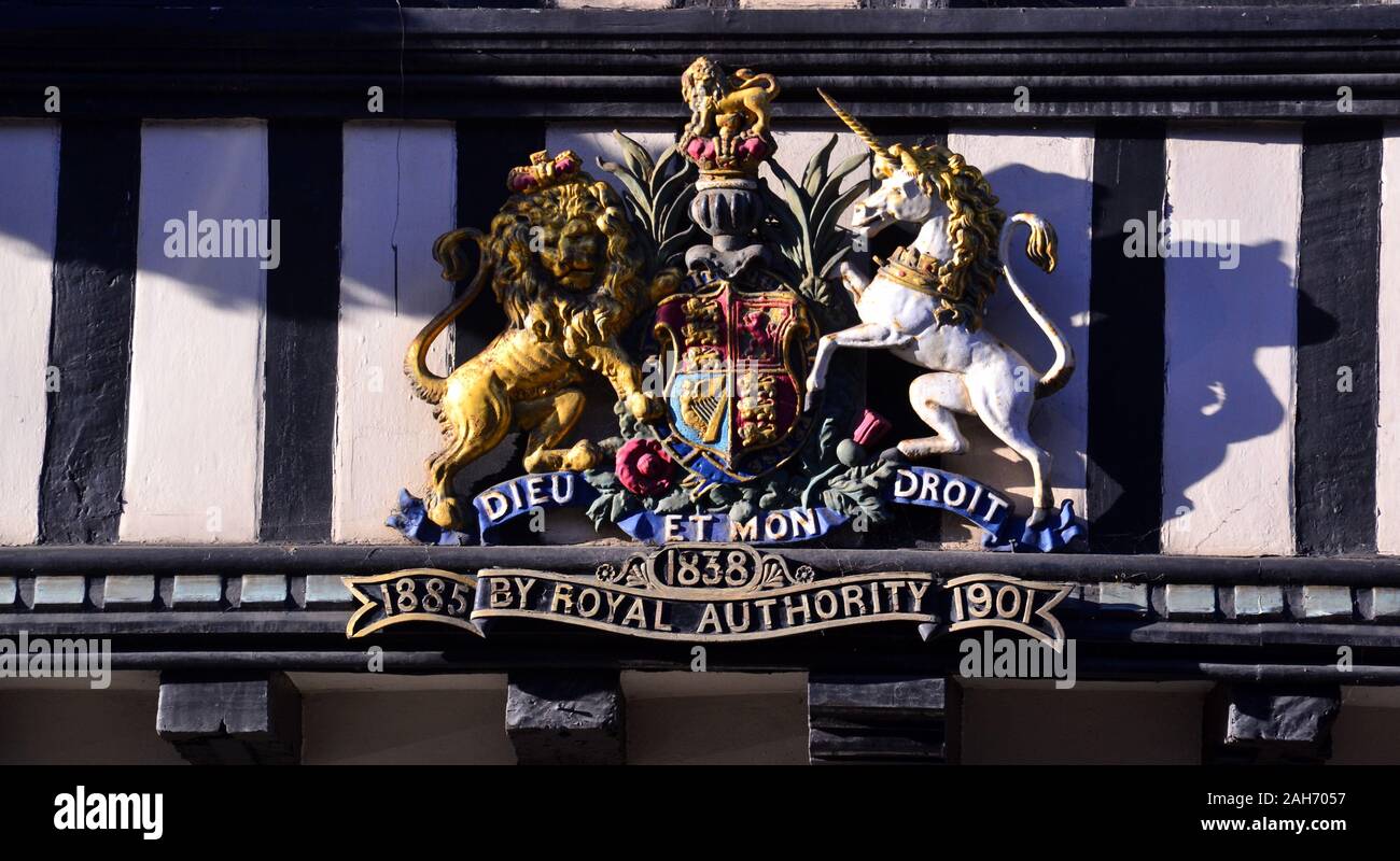 Les armoiries royales sur l'avant d'une vieille maison à pans de bois à Tewkesbury, une ville de marché, Cotswolds dans le Gloucestershire au Royaume-Uni. Banque D'Images