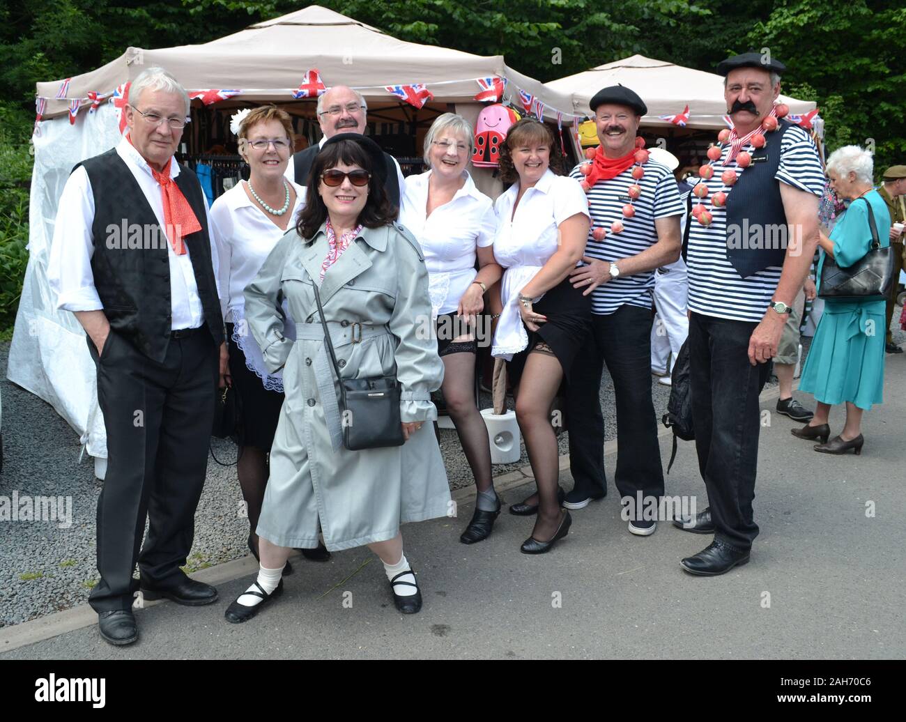 Des gens habillés comme 'Allo 'Allo caractères, lors d'un 1940 week-end, sur la Severn Valley Railway, Shropshire, Angleterre Banque D'Images
