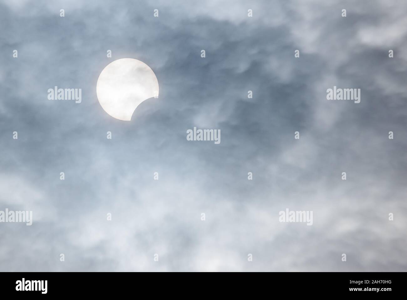 Éclipse partielle du soleil derrière les nuages le Dec 26, 2019 à Chengdu, province du Sichuan, Chine Banque D'Images