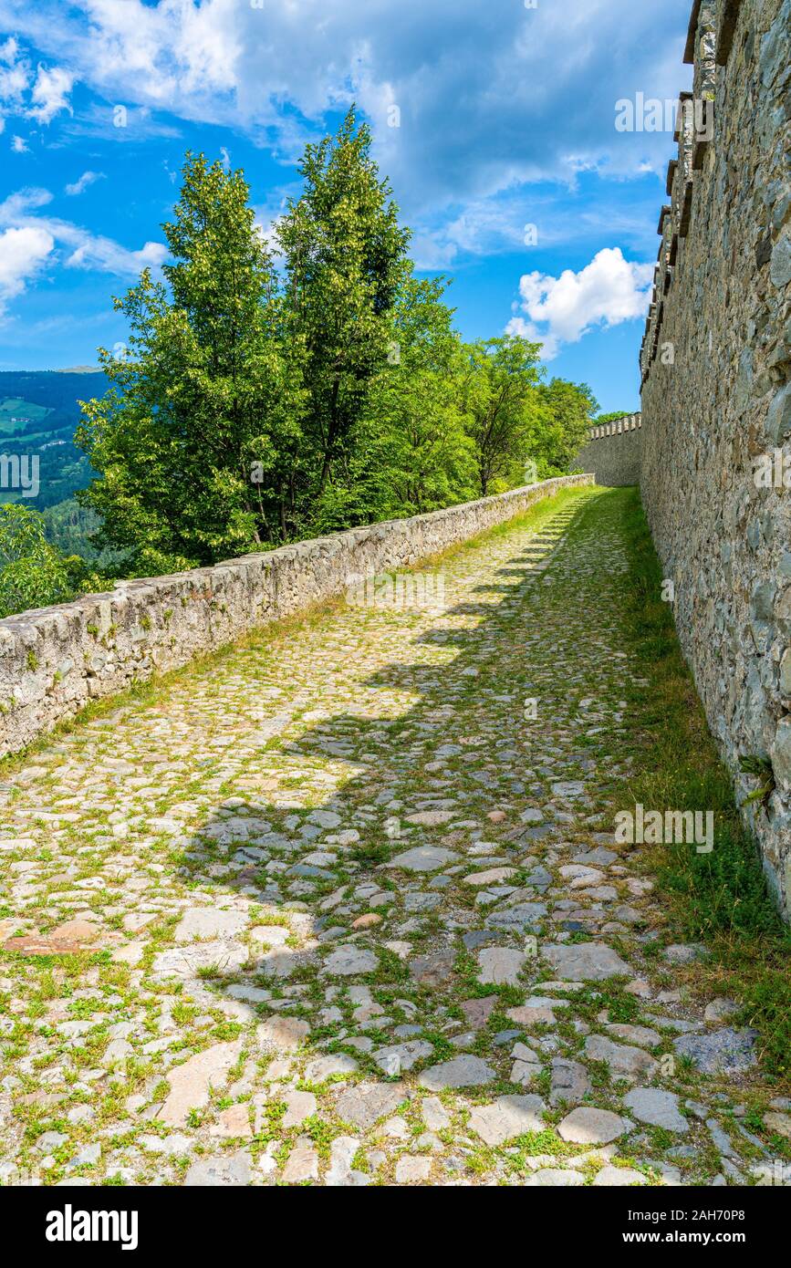 Chemin idyllique de Sabiona monastère près de Chiusa, Province de Bolzano, Trentin-Haut-Adige, Italie. Banque D'Images