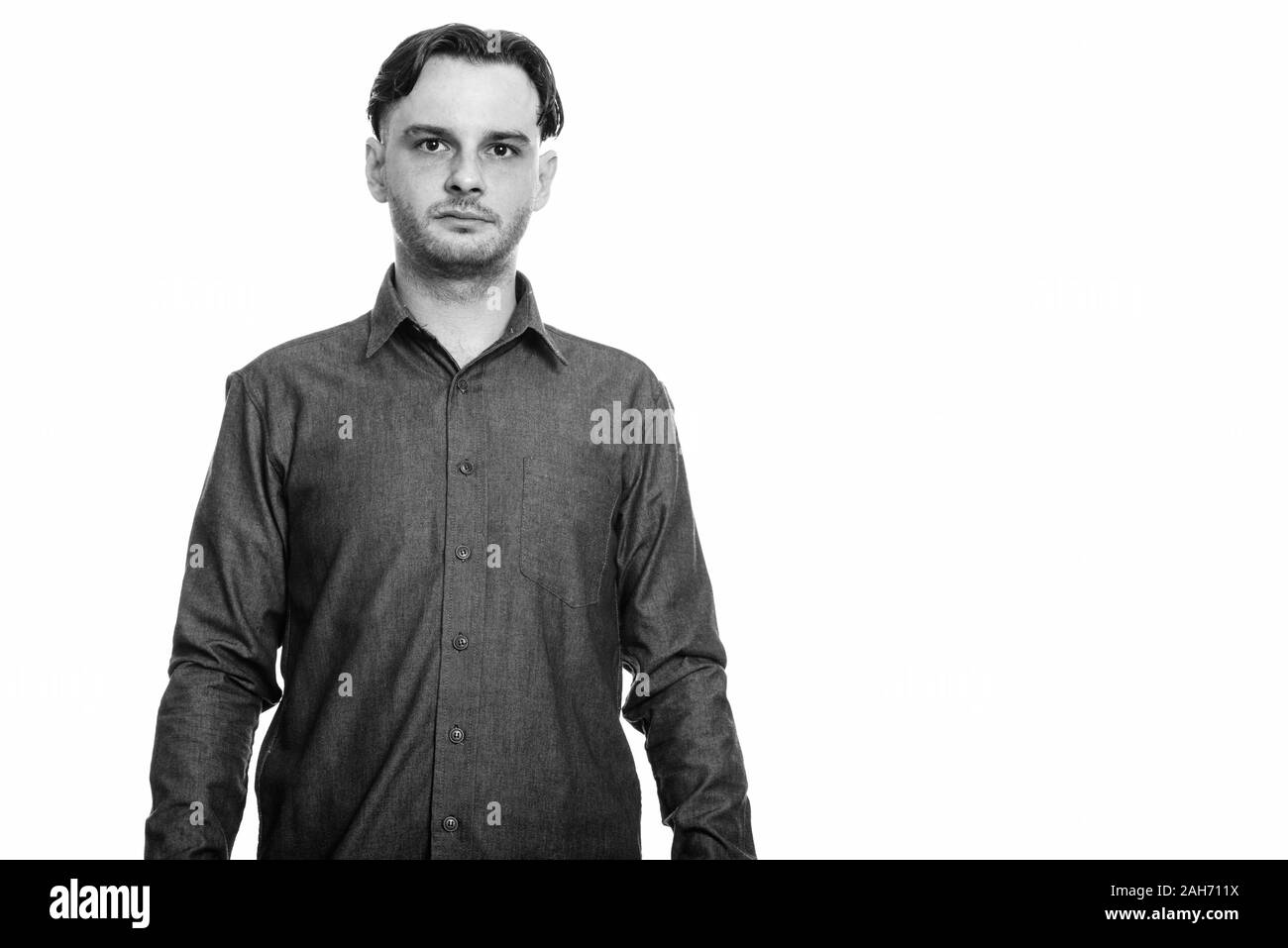 Portrait de jeune homme en noir et blanc Banque D'Images