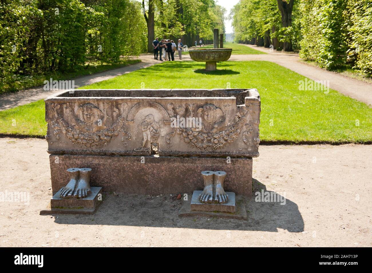 Monuments dans le jardin baroque à Nieborów en Pologne, l'Europe, large allée voir dans le jardin d'ornement, visiter les destinations de voyage, tourisme Banque D'Images