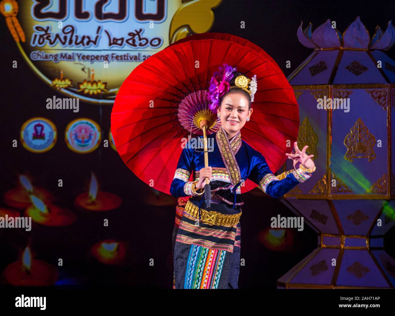 Danseuse thaïlandaise se produire pendant le festival Yee Peng à Chiang Mai, Thaïlande Banque D'Images