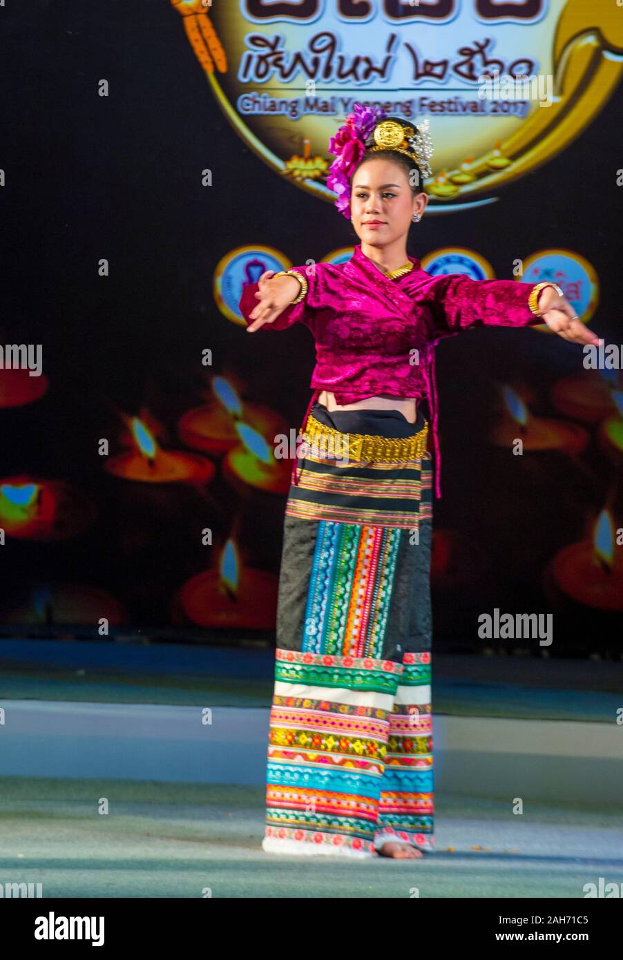 Danseuse thaïlandaise se produire pendant le festival Yee Peng à Chiang Mai, Thaïlande Banque D'Images