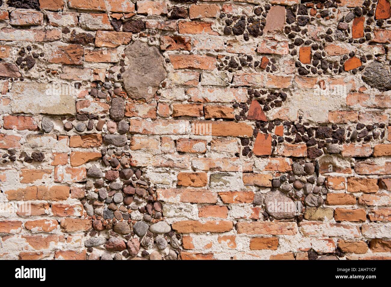 Mur de briques rouges Résumé de Przybytek Arcykapłana détails extérieurs, le grand prêtre dans la construction du sanctuaire en parc romantique près de Nieborów Arkadia. Banque D'Images