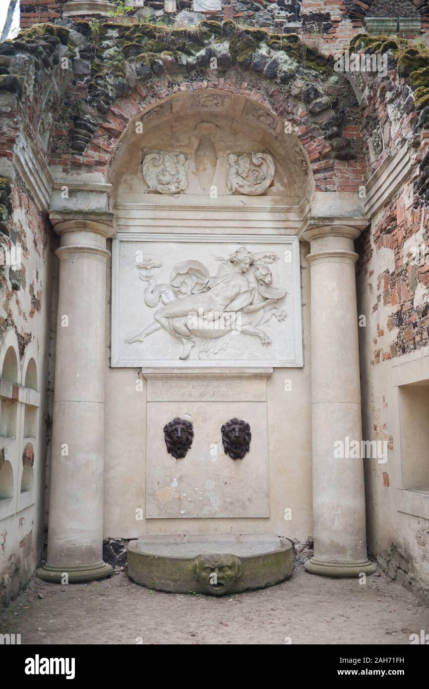 Nadzieja chimère d'alimentation de secours de basse par Gioacchino Staggi et deux lions gargouilles sur le mur oriental de Przybytek Arcykapłana, le Haut bâtiment Prie Banque D'Images