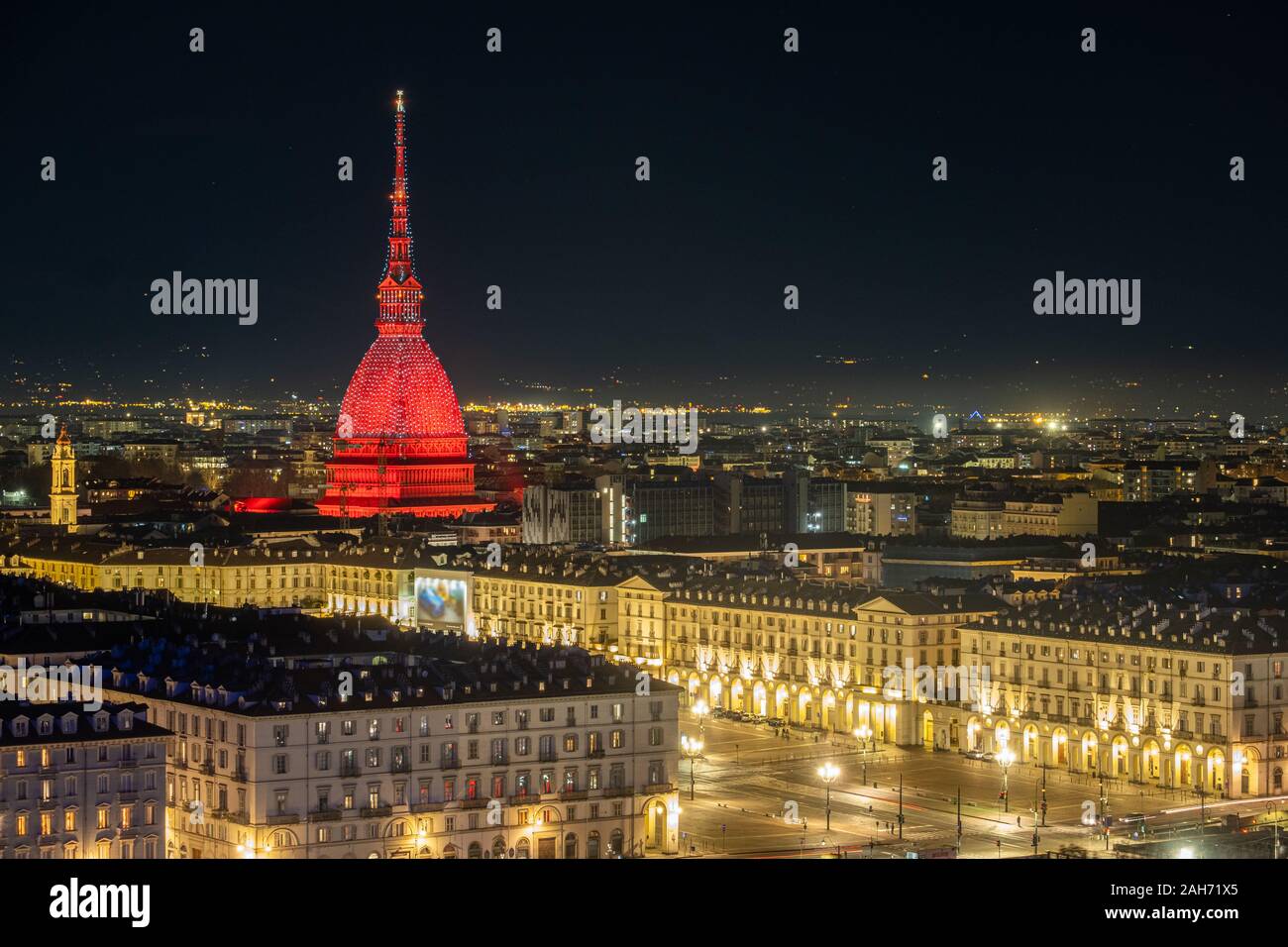 Nuit paysage urbain pittoresque de Turin avec la Mole Antonelliana et Vittiorio square éclairé en rouge dans le temps de Noël, Italie Banque D'Images