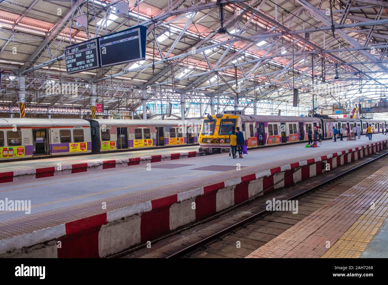 Le réseau ferroviaire de banlieue de Mumbai, Inde Banque D'Images