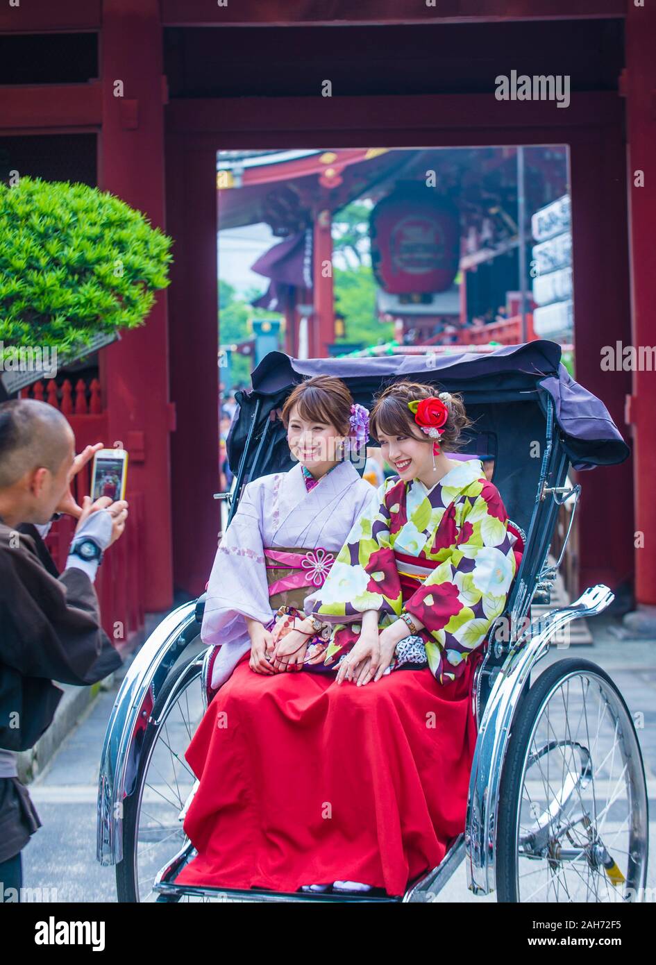 Les femmes japonaises avec kimono traditionnel équitation Rickshaw à Tokyo Japon Banque D'Images