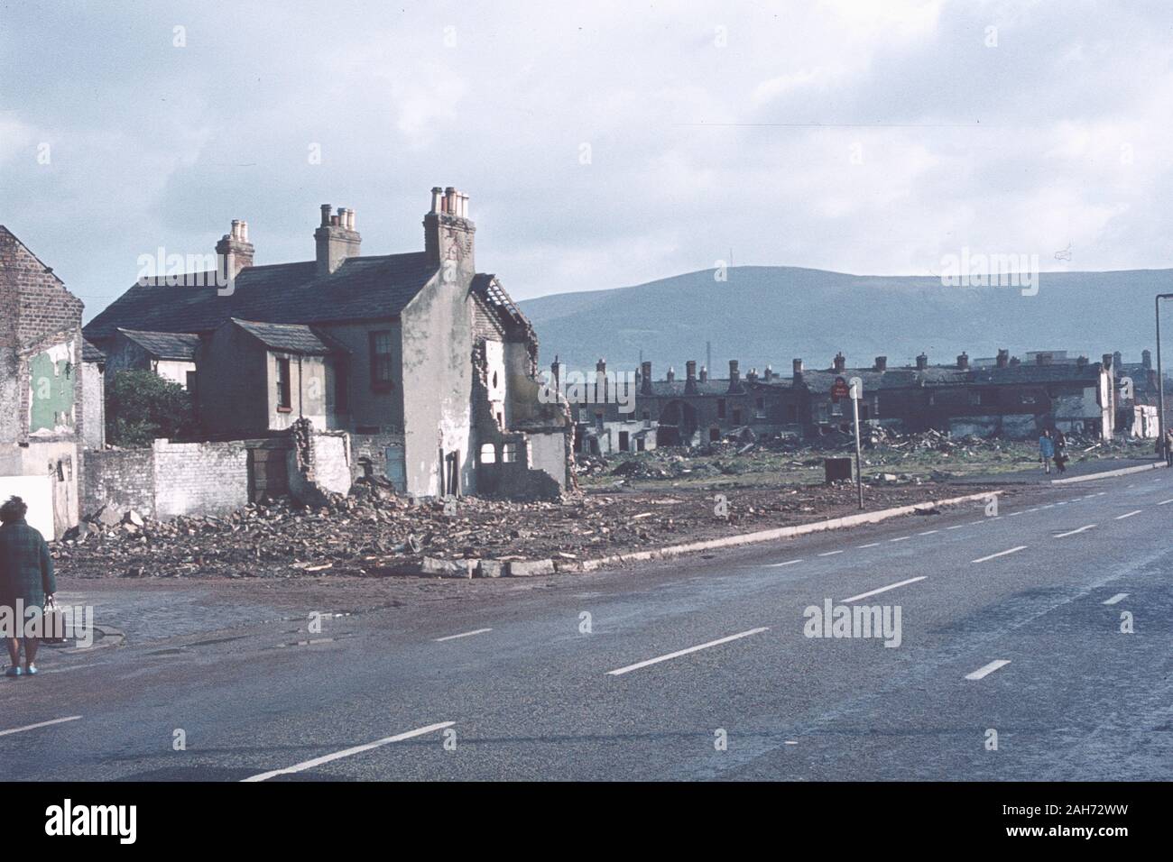 Maisons endommagées par les bombes à un lotissement de Belfast durant les troubles dans les années 1970, l'Irlande du Nord, Royaume-Uni Banque D'Images