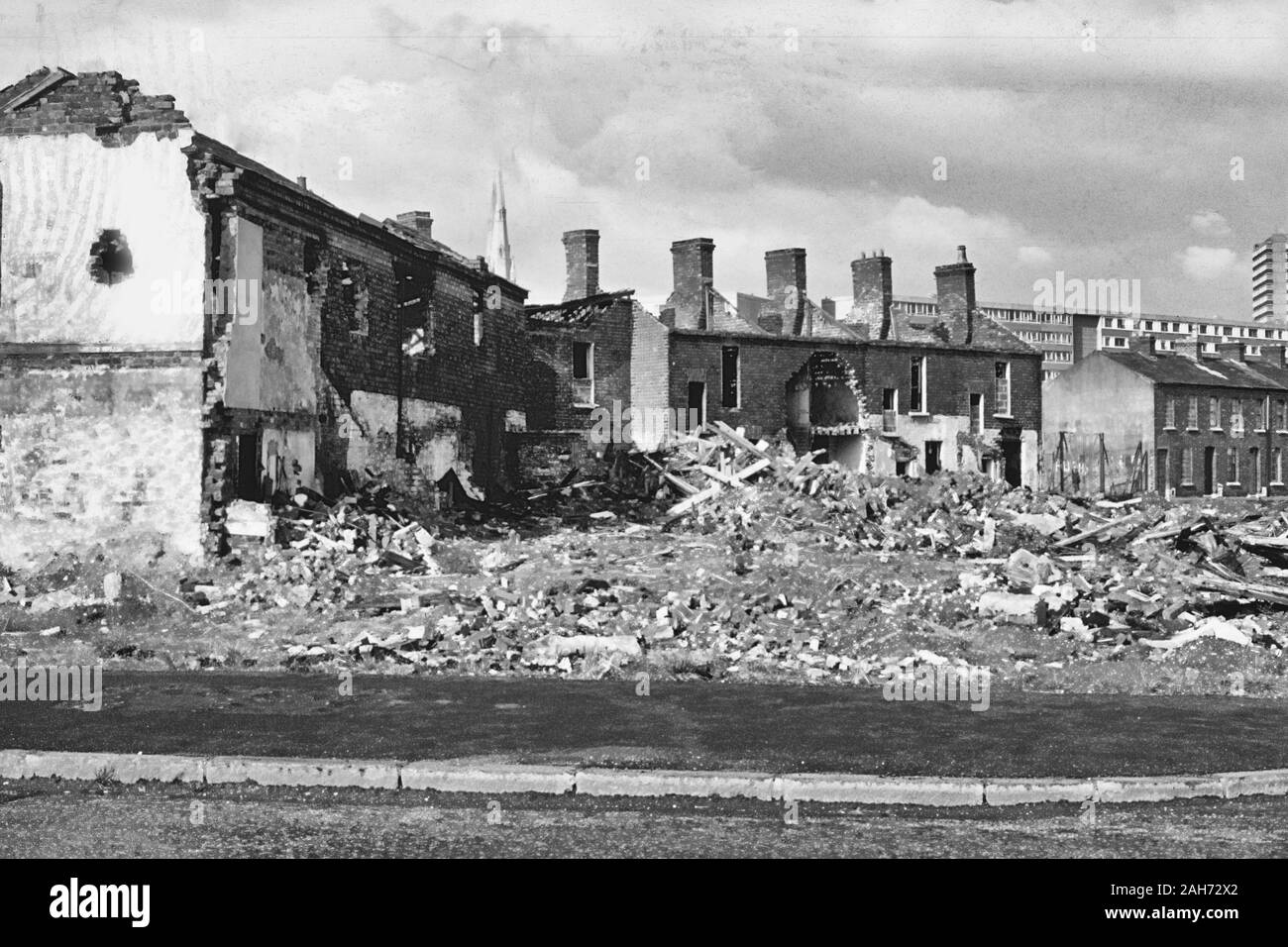 Maisons endommagées par les bombes à un lotissement de Belfast durant les troubles dans les années 1970, l'Irlande du Nord, Royaume-Uni Banque D'Images