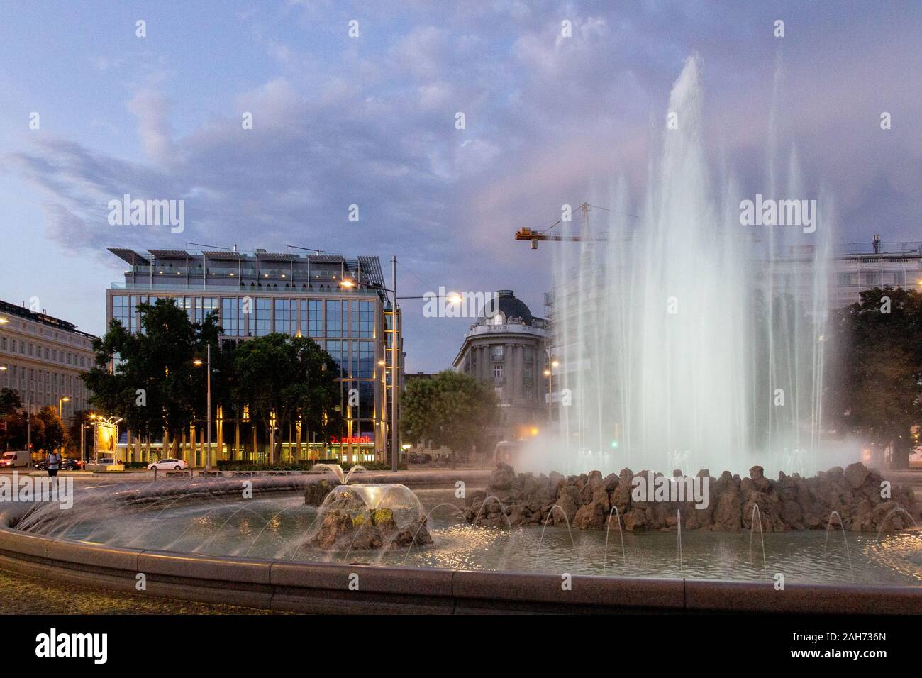 La fontaine Hochstrahlbrunnen pendant le crépuscule à Vienne, Autriche Banque D'Images