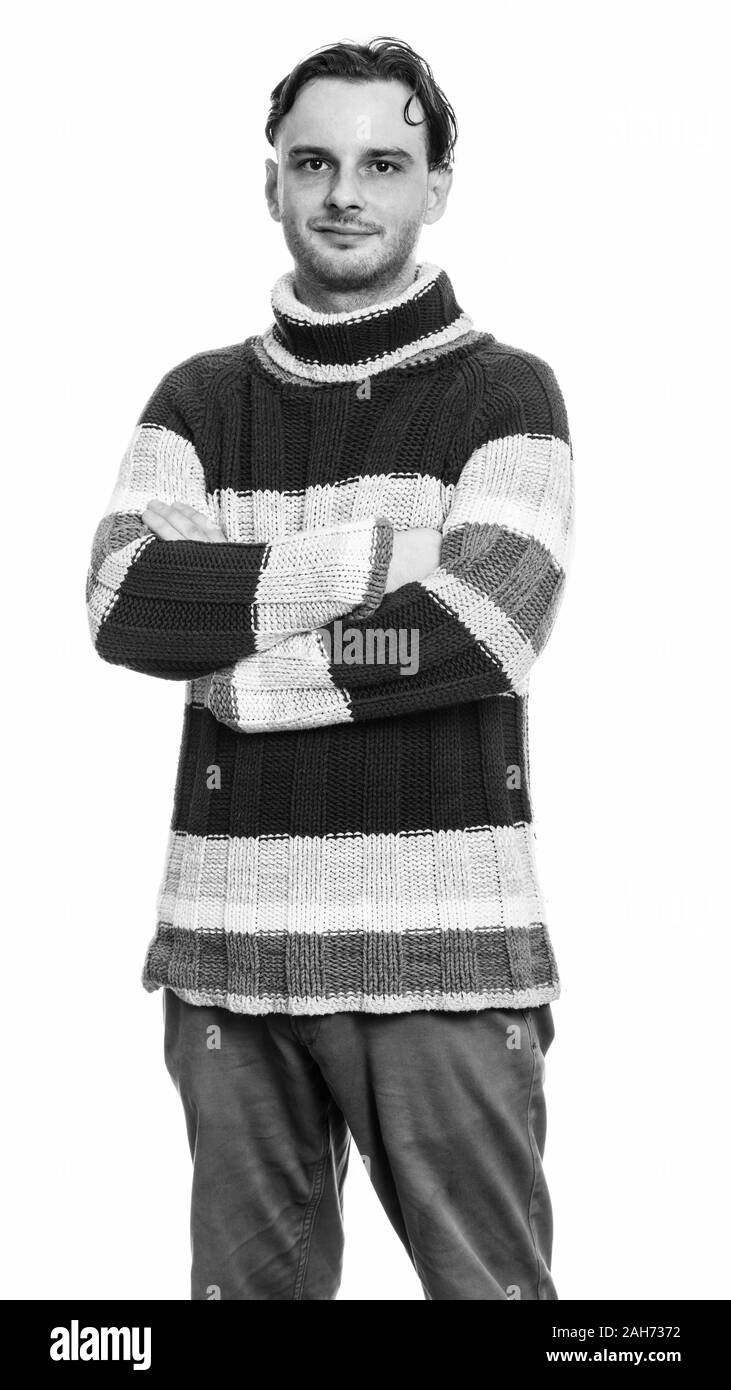 Studio shot of young man standing with arms crossed Banque D'Images