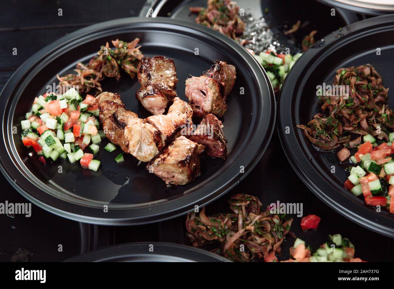 La viande grillée en brochettes, barbecue et salade composée de légumes sains les tomates, concombres, oignons. Banque D'Images