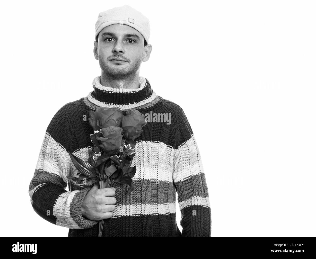 Portrait of young man holding roses rouges Banque D'Images