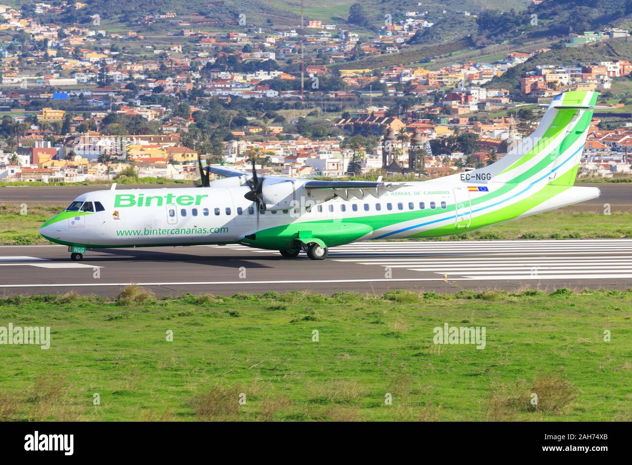 Tenerife, Îles de Canaries, Espagne - Novembre 24th, 2019 : Binter ATR-72 près de l'aéroport de Ténériffe Nord Banque D'Images