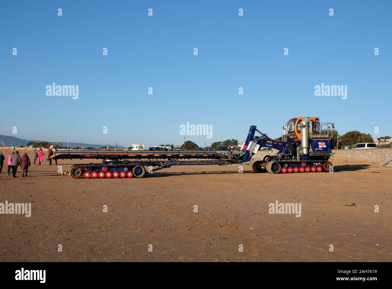 Décembre 2019 : Le RNLI Mtrz Tracteur et chariot à courrier en attente d'Exmouth Shannon-classe lifeboat retour à la station de sauvetage de leur plage à Exmouth Banque D'Images