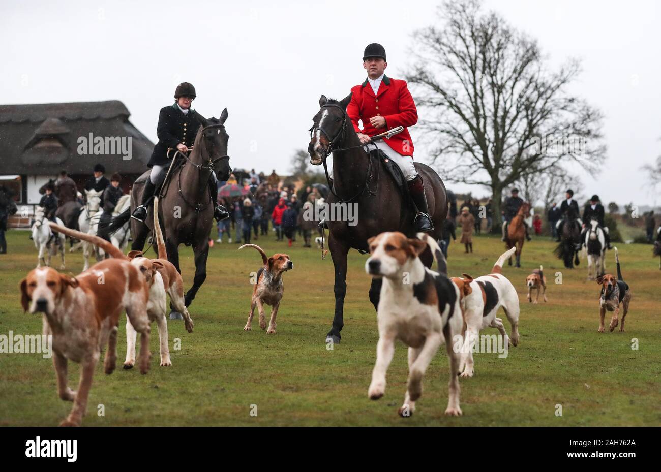 New Forest, Hampshire, Royaume-Uni. 26 décembre 2019. Nouvelle Forêt Hounds Boxing Day Hunt sur un très pluvieux et venteux matin à Bolton, du banc de Lyndhurst. Stuart Martin Crédit/Alamy Live News Banque D'Images