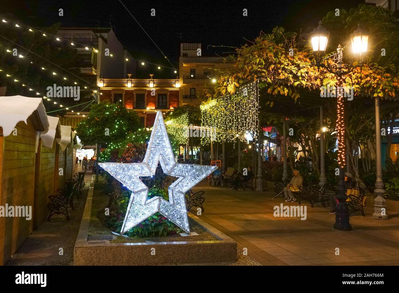 Décorations de Noël au centre de Fuengirola, Andalousie, Espagne. Banque D'Images