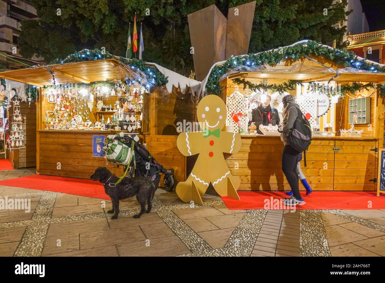 Marché de Noël la nuit sur la place principale de Fuengirola, Andalousie, Espagne. Banque D'Images
