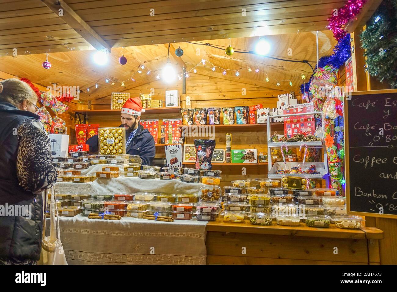 Marché de Noël la nuit sur la place principale de Fuengirola, Andalousie, Espagne. Banque D'Images