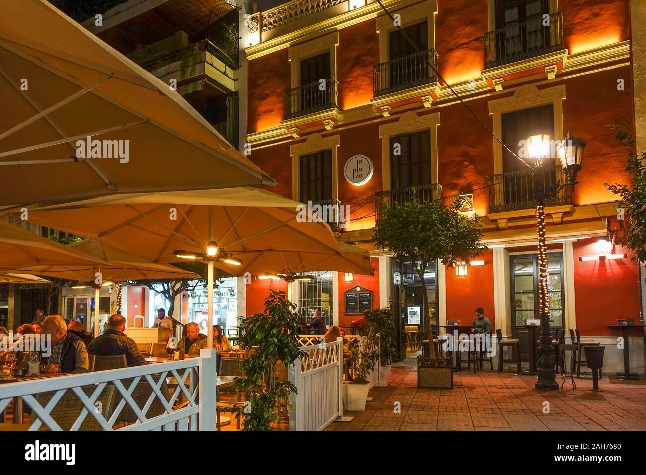 Vie nocturne à Fuengirola avec bars et restaurants, à la plaza de constitucion. Fuengirola, Andalousie, Espagne. Banque D'Images