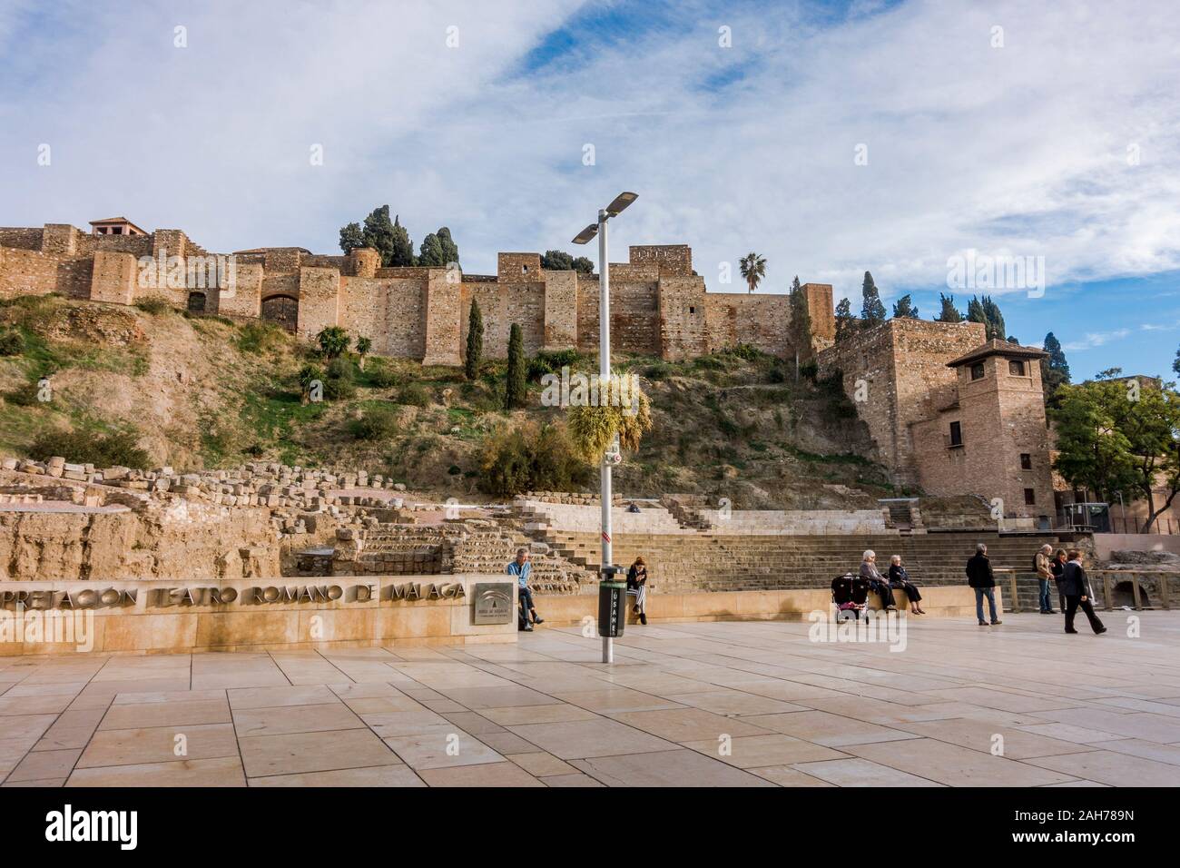 Malaga espagne. L'Alcazaba de Malaga. Ancien amphithéâtre romain avec l'Alcazaba en arrière-plan, Malaga, Andalousie, Espagne Banque D'Images