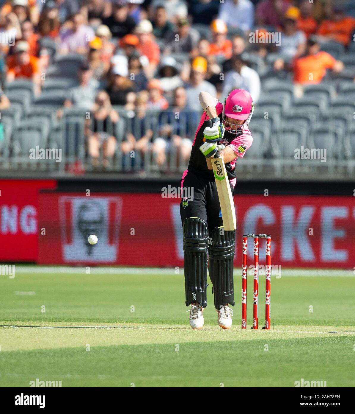 Perth, Australie occidentale. Dec 26, 2019. 26 décembre 2019 ; stade Optus, Perth, Australie occidentale, Australie ; Big Bash League Cricket, Perth Scorchers par rapport à Sydney ; Sixers Daniel Hughes de la Sixers Sydney joue un coup défensif - usage éditorial : Action Crédit Plus Sport Images/Alamy Live News Banque D'Images