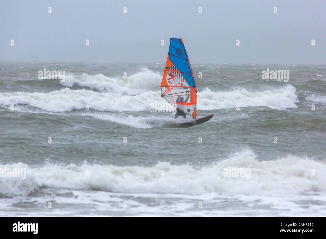 Bournemouth, Dorset UK. 26 décembre 2019. UK : météo wind surfer fait face à des conditions difficiles avec de grosses vagues sur un jour de vent gris humide à Bournemouth. Credit : Carolyn Jenkins/Alamy Live News Banque D'Images