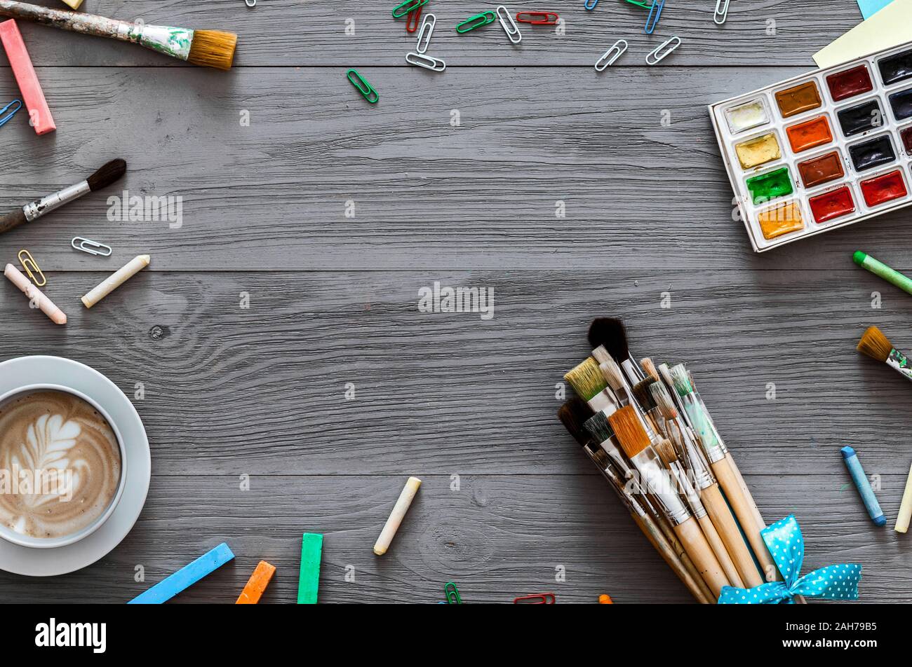 Creative art supplies contexte le tableau en bois gris, cours de dessin, de mise à plat Banque D'Images