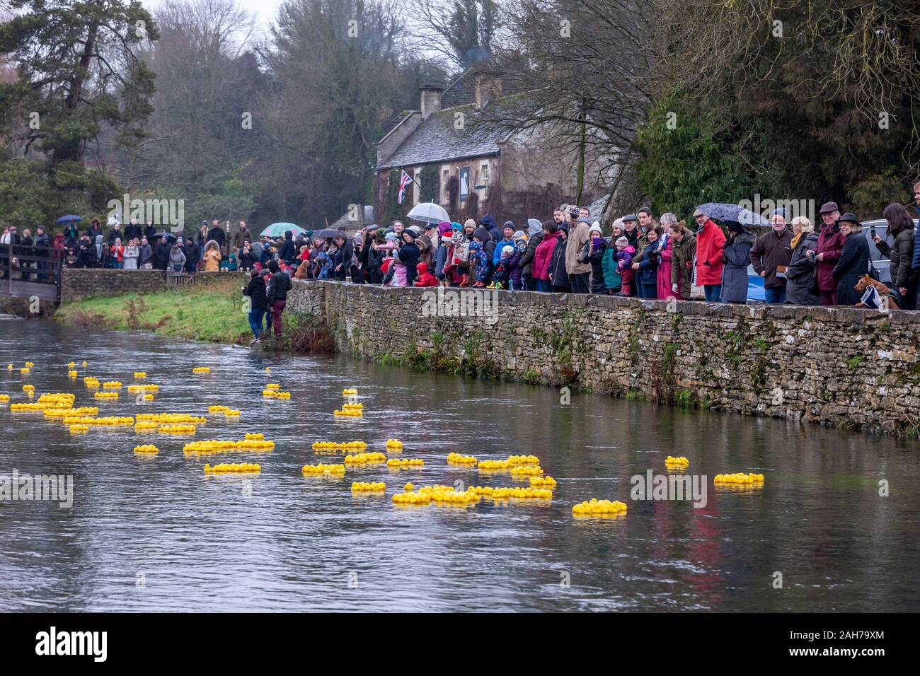 Bibury, Gloucestershire, 26 janvier 2019, lendemain de Noël annuel de Bibury course de canards de bienfaisance sur la rivière Colne à l'état humide matin détrempé, la première course est de 150 course duck a débuté à 11 h où les gens parrain pour £10.00 chaque et le promoteur qui nomme la charité qu'ils aimeraient que la somme totale portée à rendez-vous, le même attire une foule de personnes à surveiller avec plus de 2 000 canards en caoutchouc sur la rivière pendant l'événement, qui est organisé par le Club de Cricket de Bibury. Credit : Keith J Smith./Alamy Live News Banque D'Images