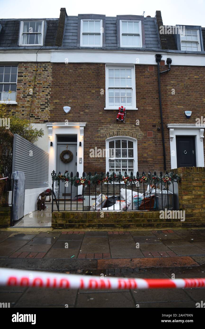 Bande de police à Battersea Church Road, Londres du sud à la suite d'un incident où un homme a été abattu mardi. Banque D'Images