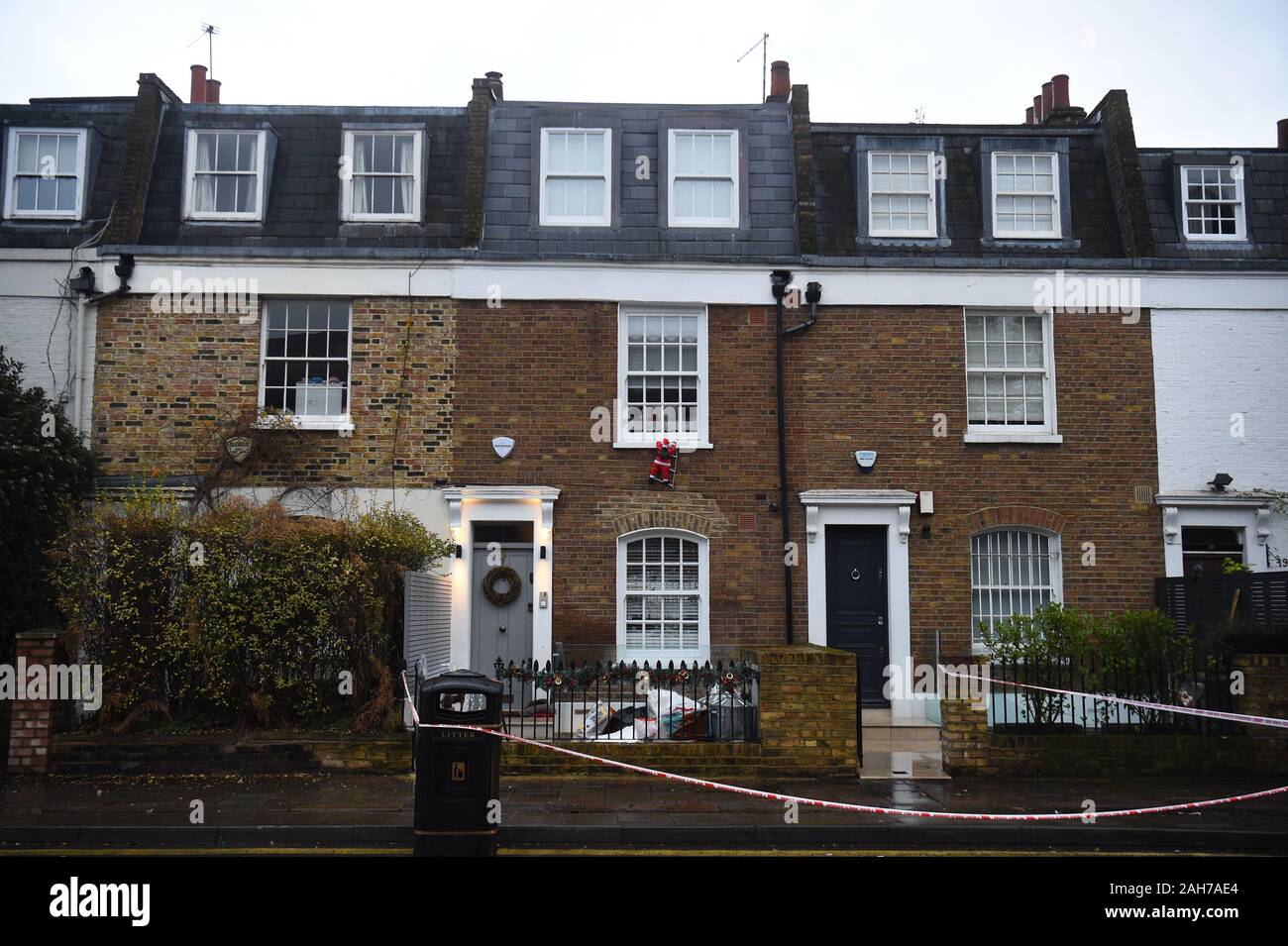 Bande de police à Battersea Church Road, Londres du sud à la suite d'un incident où un homme a été abattu mardi. Banque D'Images