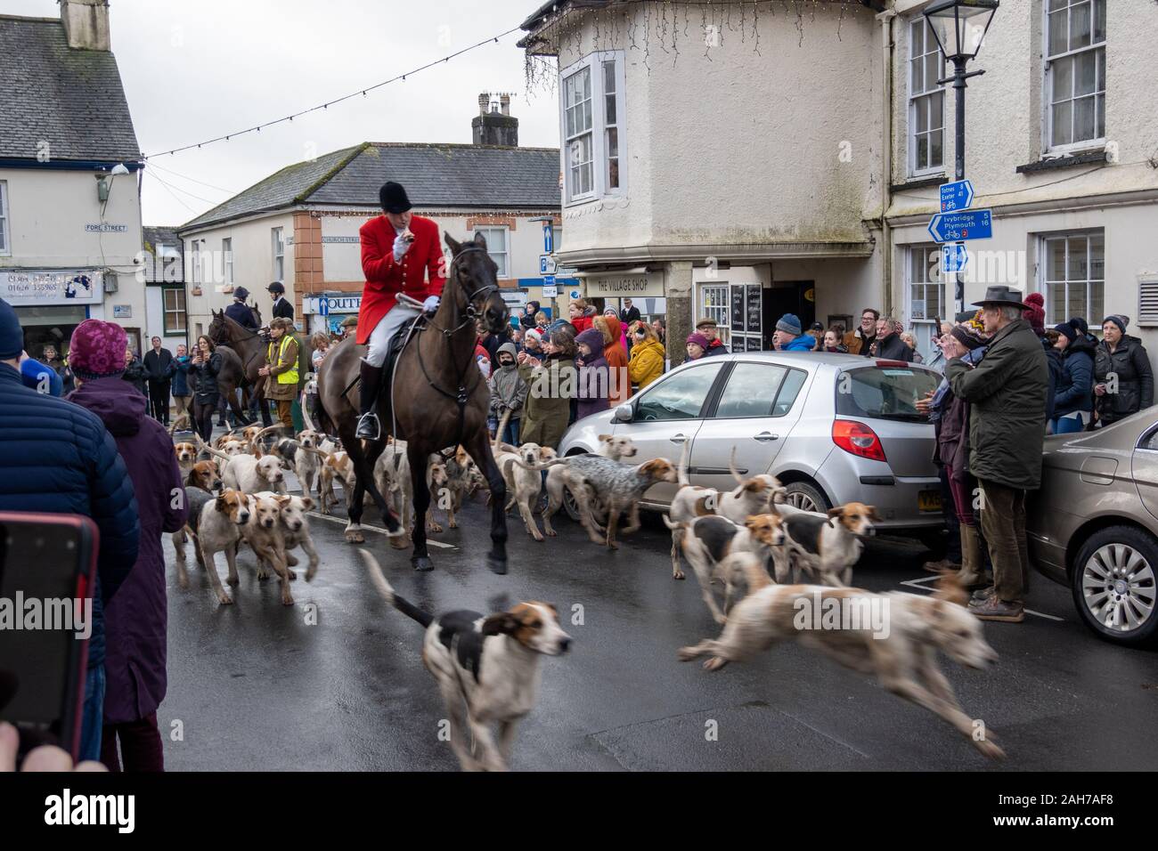 South Brent, au Royaume-Uni. 26 Décembre, 2019. La recherche de Dartmoor rassemble au centre de South Brent pour le traditionnel Boxing Day rencontrez. Credit Julian Kemp/Alamy Live News. Banque D'Images