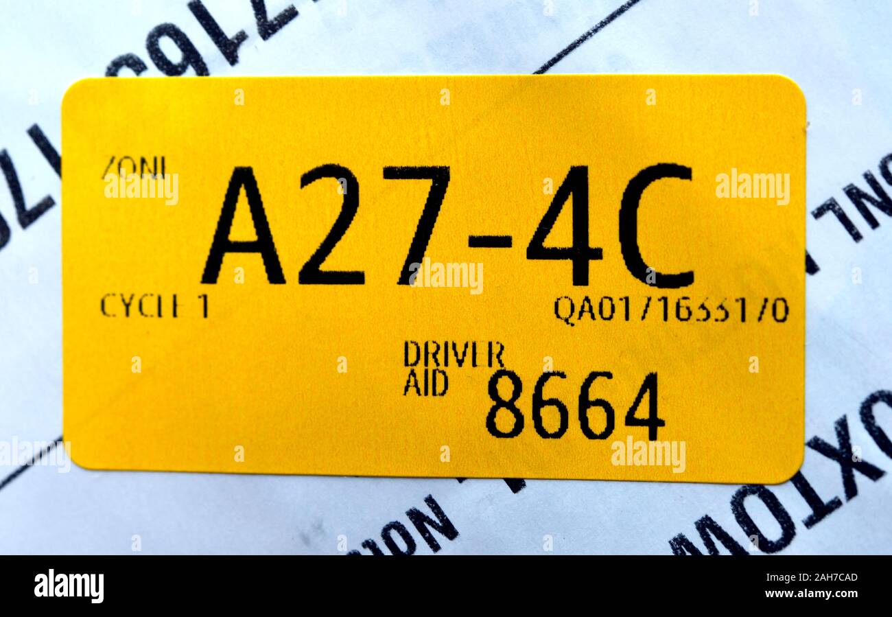 La logistique d'Amazon d'étiquette jaune information conducteur Photo Stock  - Alamy