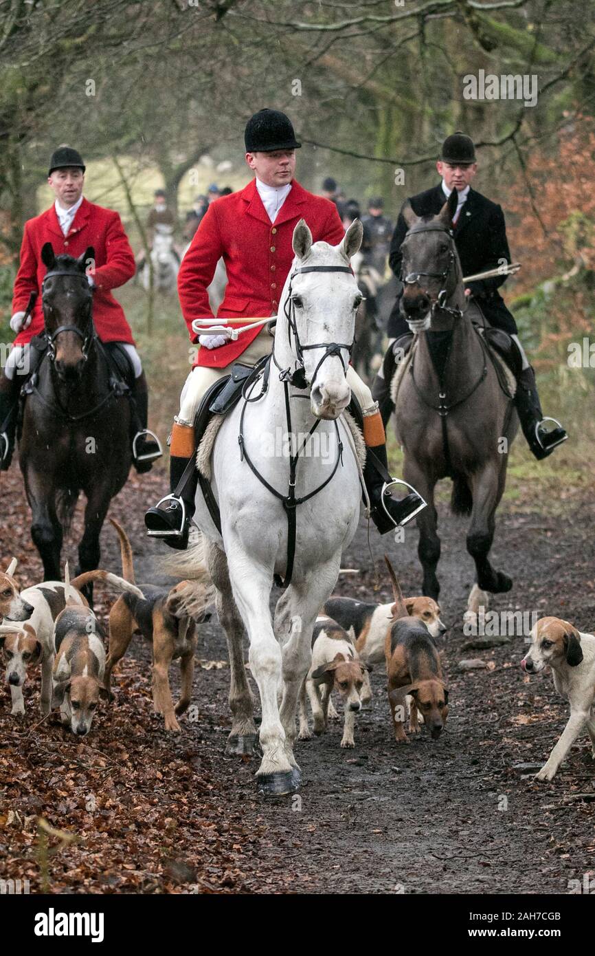 Chorley, Lancashire, Royaume-Uni. 26 décembre 2019. Autour de 50 coureurs de l'Holcombe Hunt rode out le lendemain dans la 400e année de la chasse aux sons des sabots du tonnerre, aboiements et les applaudissements de la foule. Le conseiller-maître de la chasse au phoque, Holcombe Sue Simmons, a conduit les coureurs comme ils ont encerclé la zone pour la foule avant qu'ils quittent Rivington Hall Grange, sur leurs deux heures et demie de trajet. Credit : Cernan Elias/Alamy Live News Banque D'Images