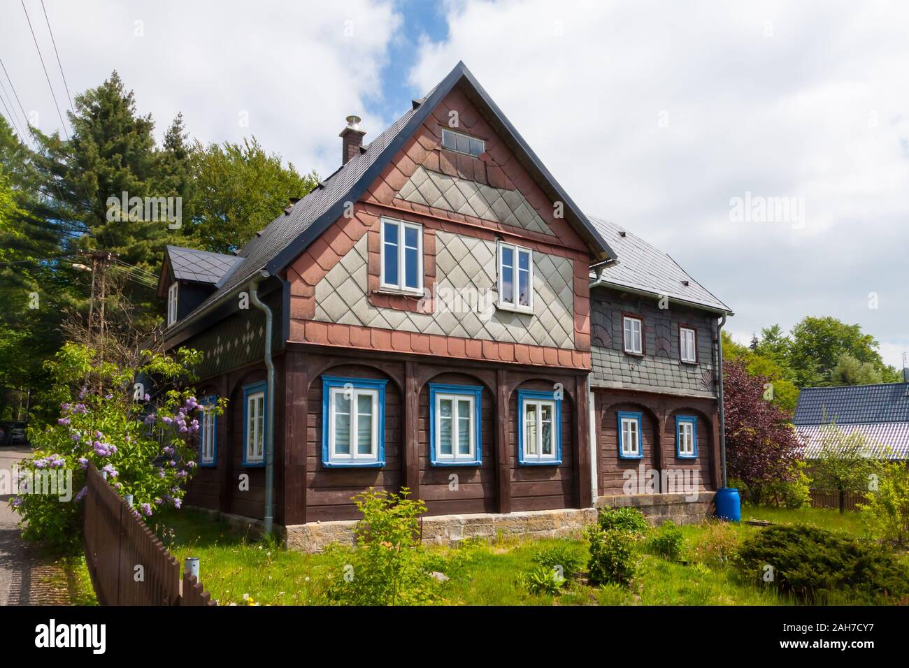 Une vieille maison en bois en bon état en Bohême, République Tchèque Banque D'Images