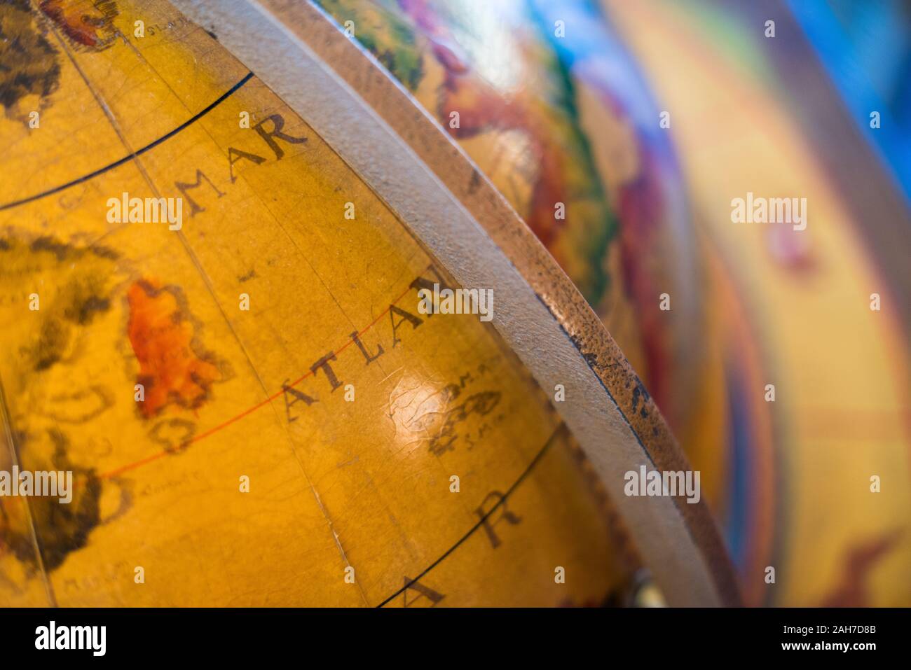 Gros plan d'un globe orange antique, montrant la mer atlantique Banque D'Images