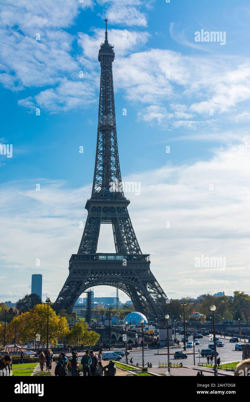 Paris, France - 8 novembre 2019 : La Tour Eiffel, de l'un des chemins du jardin d'Trocadero, allant jusqu'au palais de Chaillot Banque D'Images