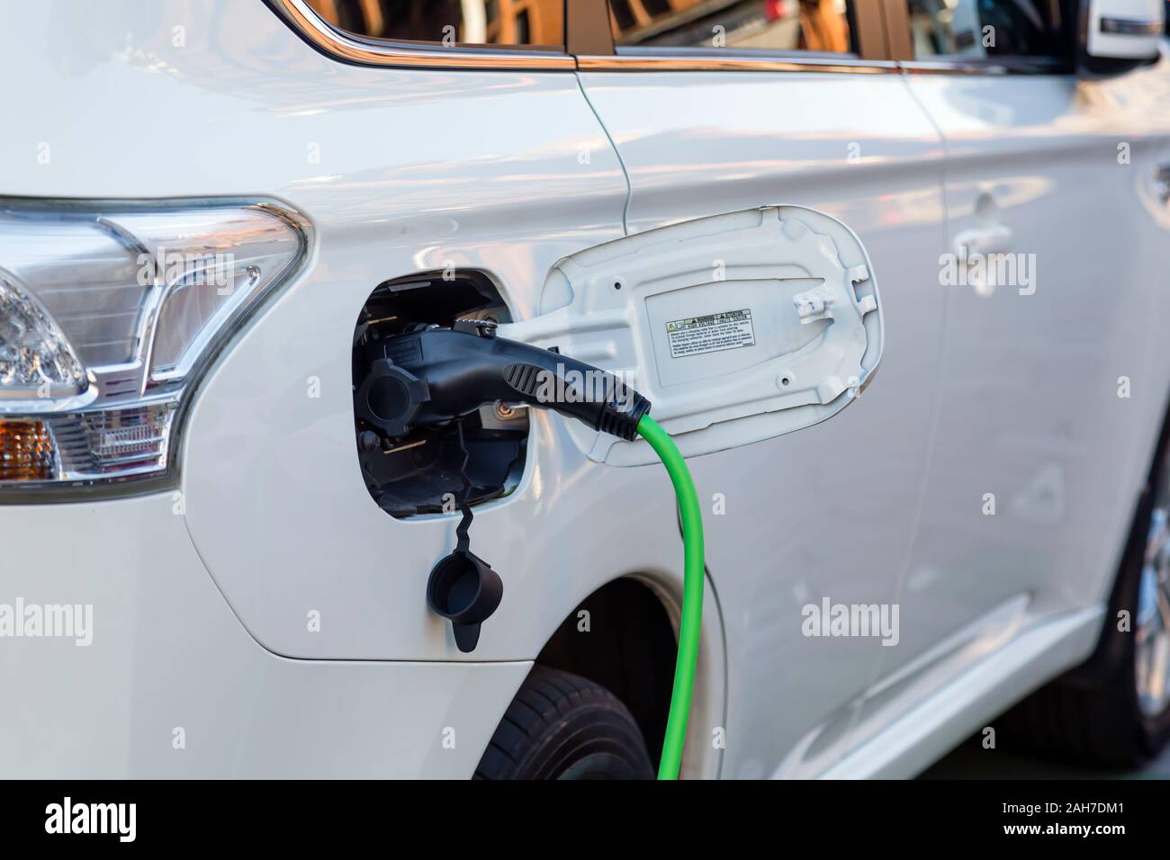 Un véhicule électrique Mitsubishi 4 roues motrices à un point de recharge dans le centre-ville de Glasgow, en Écosse, au Royaume-Uni, en Europe Banque D'Images