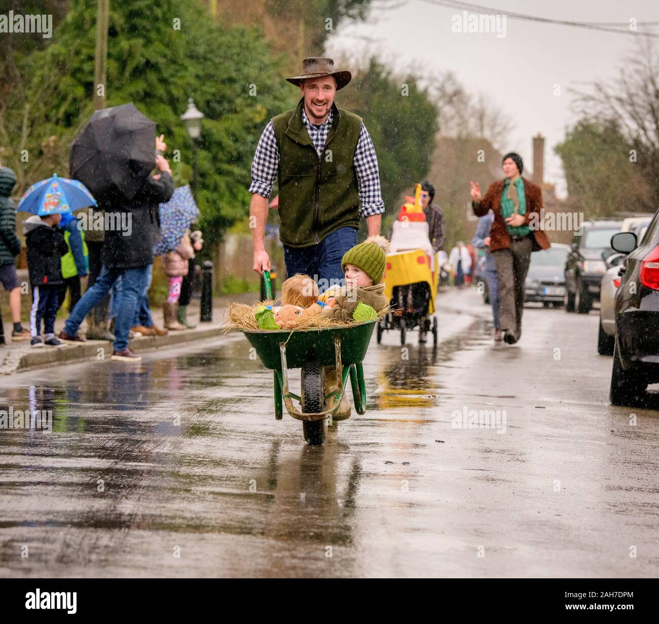 East Hoathly, UK. 26 Décembre, 2019. Les villageois en concurrence dans leur rapport annuel, le lendemain de la PRAM Course à travers les rues de East Hoathly, East Sussex, UK. Les coureurs wacky construire leurs machines en secret chaque année avant course leurs créations aux Rois Head pub. Crédit : Jim Holden/Alamy Live News. Banque D'Images