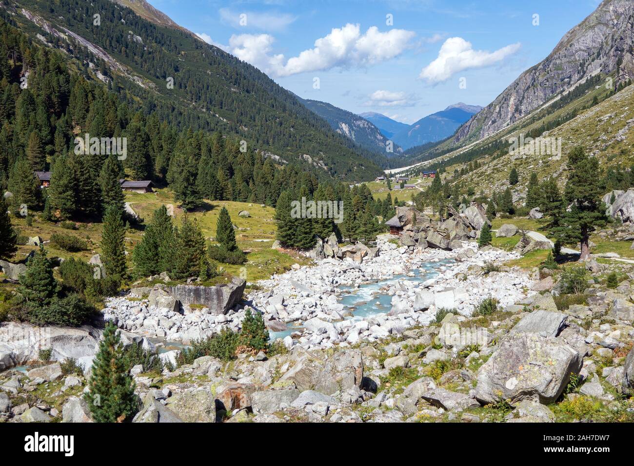 Vue sur vallée Obersulzbach. Paysage alpin, torrent. Obersulzbachtal. Parc national de Hohe Tauern. Alpes autrichiennes. Banque D'Images