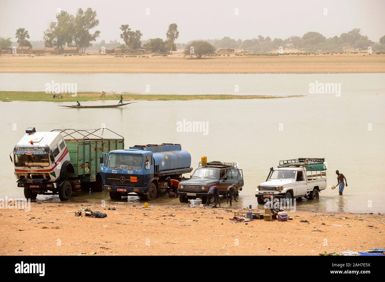 MALI, Mopti, bateaux sur le fleuve Niger , lavage de voiture / Mali, Mopti, Boot auf dem Fluss Niger, Autowäsche Banque D'Images